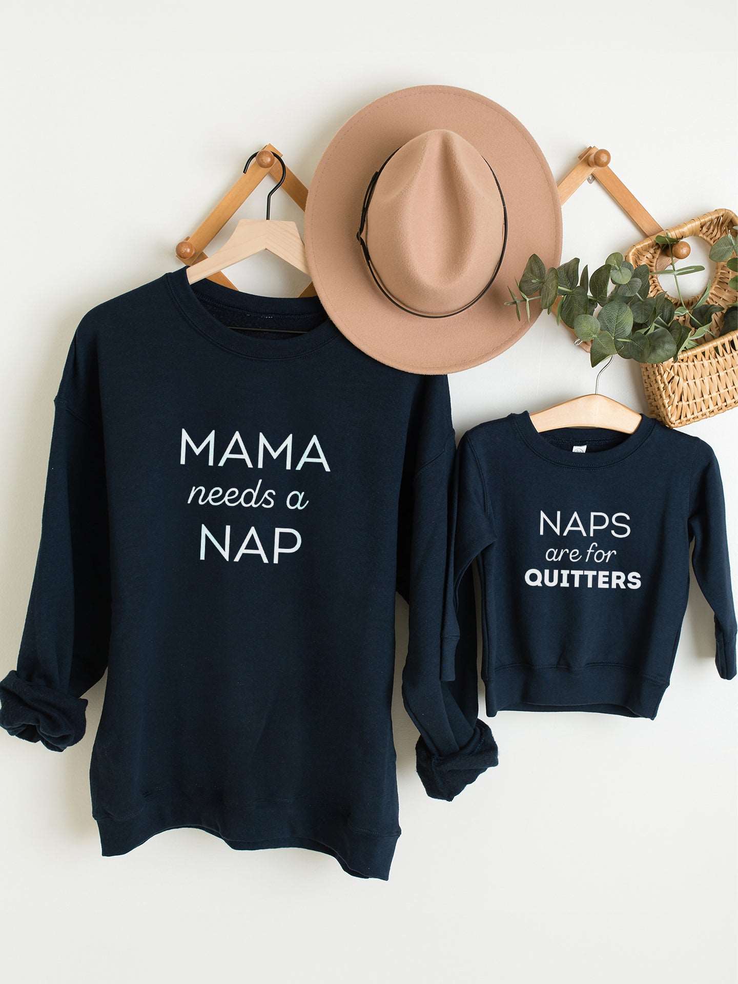 set_bluze-cu-maneca-lunga-bluza-sweatshirts-mama-copil-fiica-fiu-fata-baiat-bumbac-organic-premium-vegan-mama-needs-a-nap-naps-are-for-quitters_navy