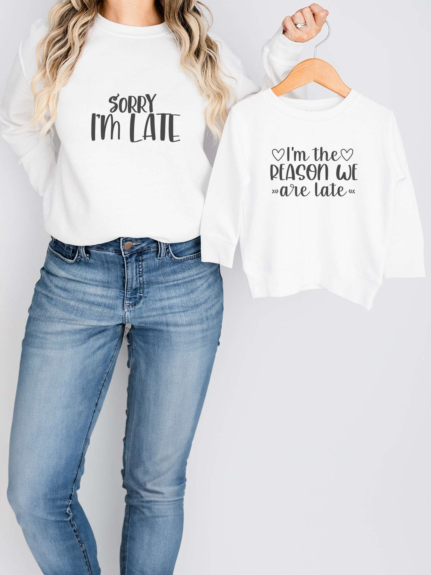     set_bluze-cu-maneca-lunga-bluza-sweatshirts-mama-copil-fiica-fiu-fata-baiat-bumbac-organic-premium-vegan-hay-creations-colectia-mom-life-soryy-im-late-reason-albe