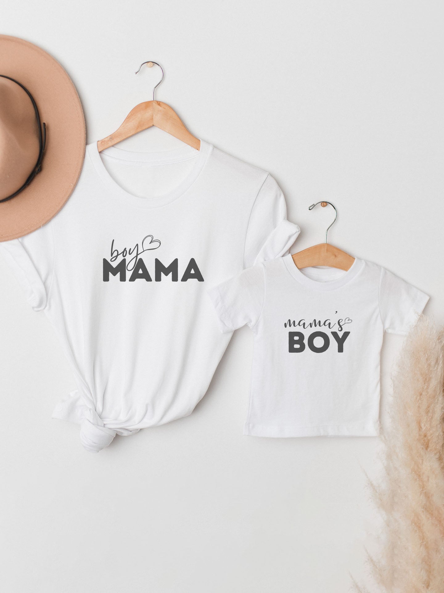 set_tricouri-mama-copil-fiica-fiu-fata-baiat-bumbac-organic-premium-vegan-hay-creations-colectia-mom-life-boy-mama-mamas-boy-alb